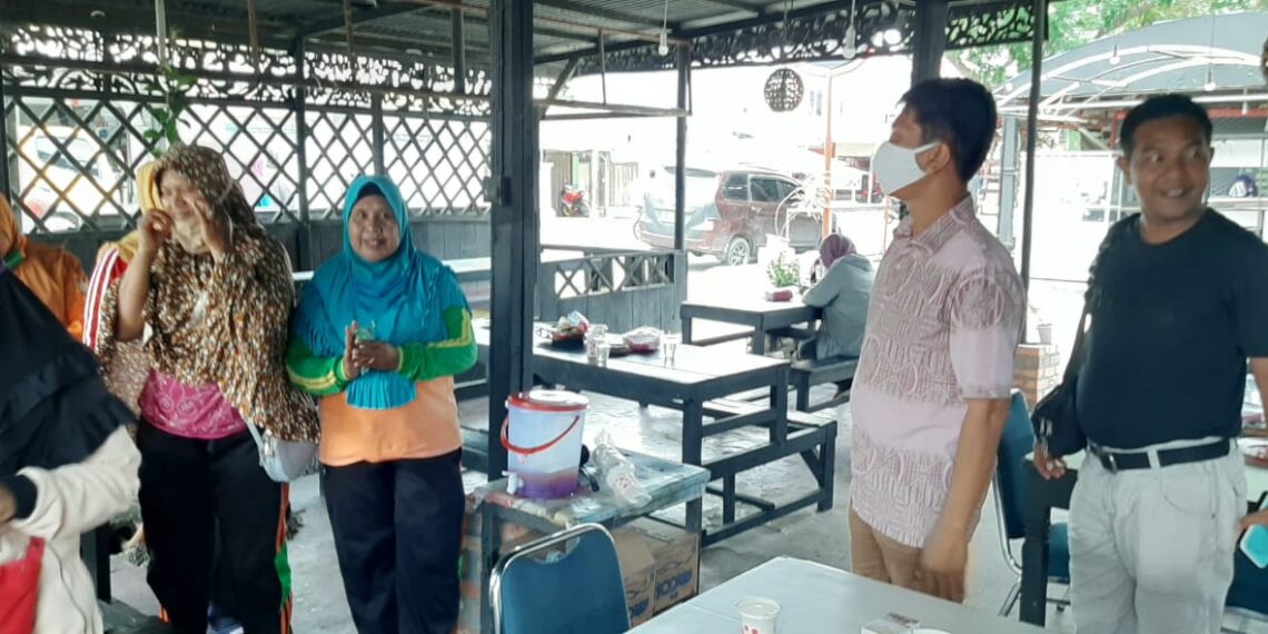 Polres Kampar Gelar Jumat Barokah, Ajak Petugas Kebersihan, Tukang Becak dan Tukang Parkir Makan Siang