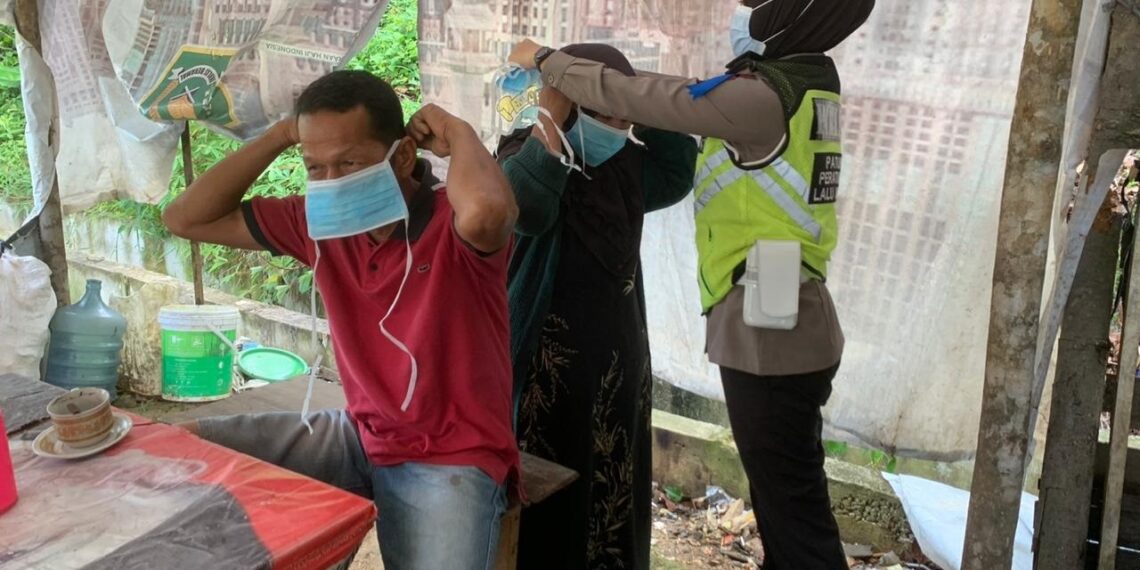 Ops Zebra 2020 : Satlantas Polres Kampar Gelar Bakti Sosial Bagikan Masker dan Sembako