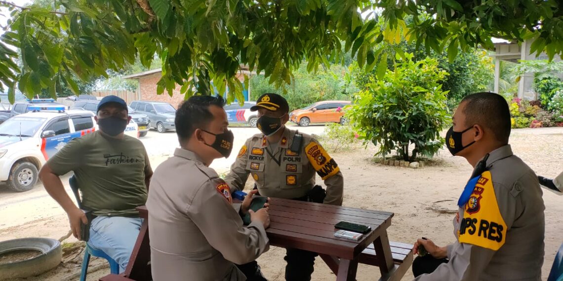 Kapolres Kampar Silaturahmi dengan Tokoh Pemuda Desa Sipungguk Saat Tinjau Wisata Sungai Gelombang