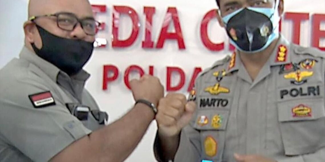 Peringati HUT Humas Polri ke-69, Kabid Humas Polda Riau Bagikan Masker, Hand Sanitizer dan Vitamin untuk Wartawan