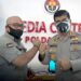 Peringati HUT Humas Polri ke-69, Kabid Humas Polda Riau Bagikan Masker, Hand Sanitizer dan Vitamin untuk Wartawan