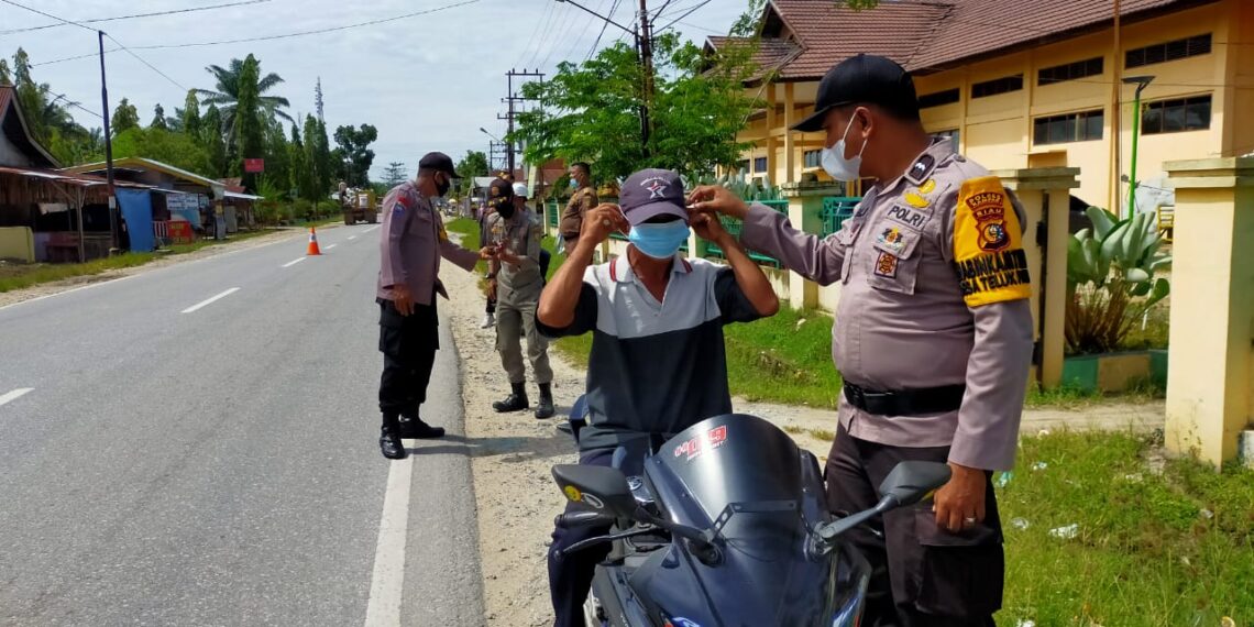Ops Zebra 2020 : Polsek Kampar Kiri Bagikan 500 Masker Kepada Masyarakat Pengguna Jalan