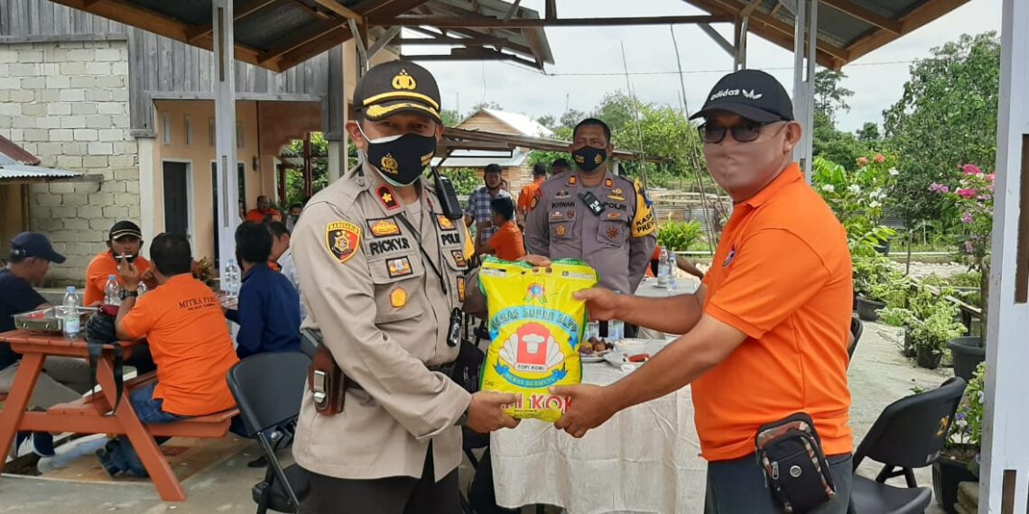 Gelar Acara Silaturahmi, Kapolres Kampar Bagikan Baju Seragam untuk Wartawan Mitra Polres Kampar