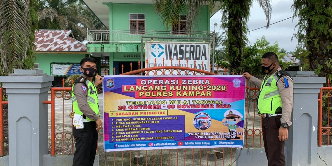 Ops Zebra 2020 : Satlantas Polres Kampar Pasang 30 Spanduk Himbauan di Jalan Bangkinang – Petapahan