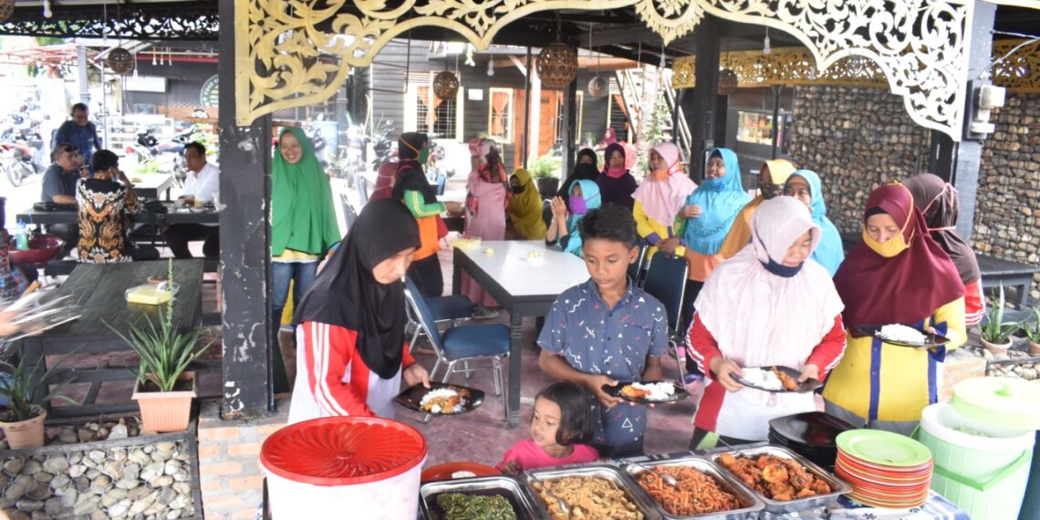 Polres Kampar Kembali Gelar Jumat Barokah, Berikan Makan Siang untuk Kaum Dhuafa