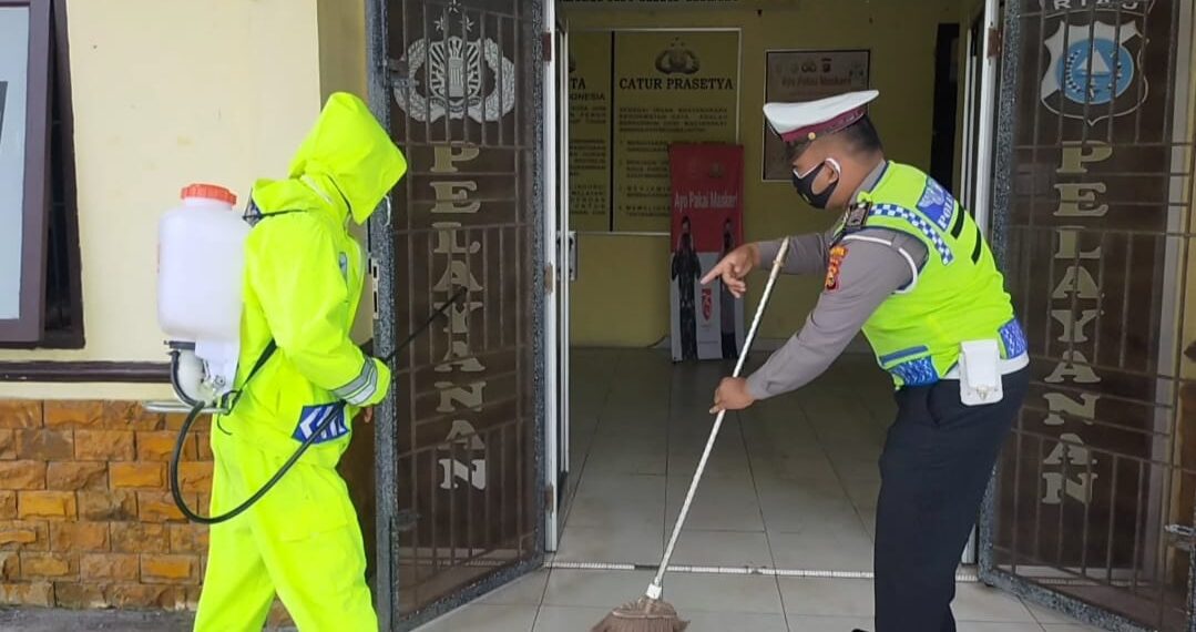 Cegah Penularan Covid-19, Polsek Kampar Kiri Hilir Rutin Lakukan Desinfeksi di Lingkungan Mako dan Asrama