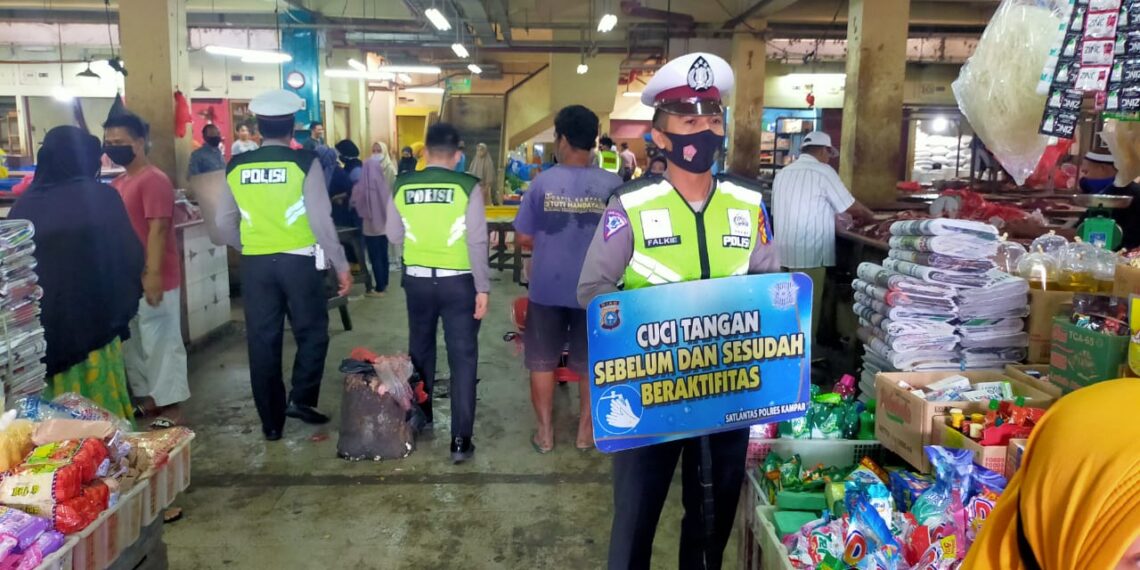 Anggota Polres Kampar Berikan Himbauan dan Pendisiplinan Protokol Kesehatan di Pasar Tradisional