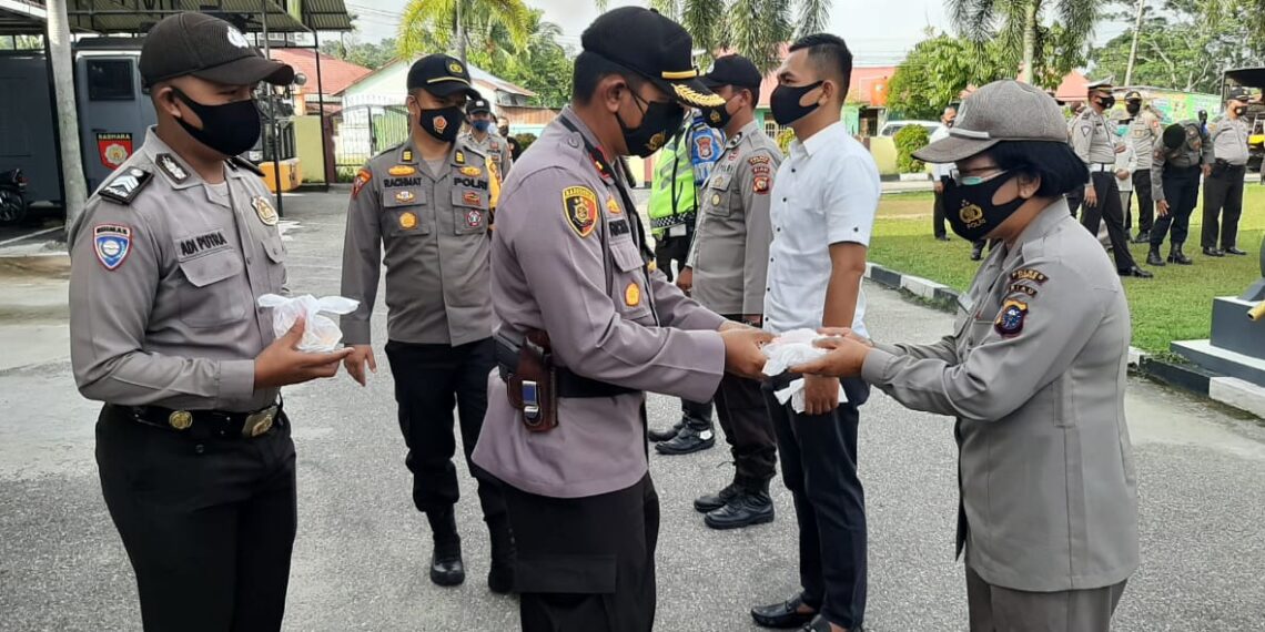 Kapolres Kampar Kembali Bagikan Multi Vitamin Untuk Anggotanya Dimasa Pandemi Covid-19