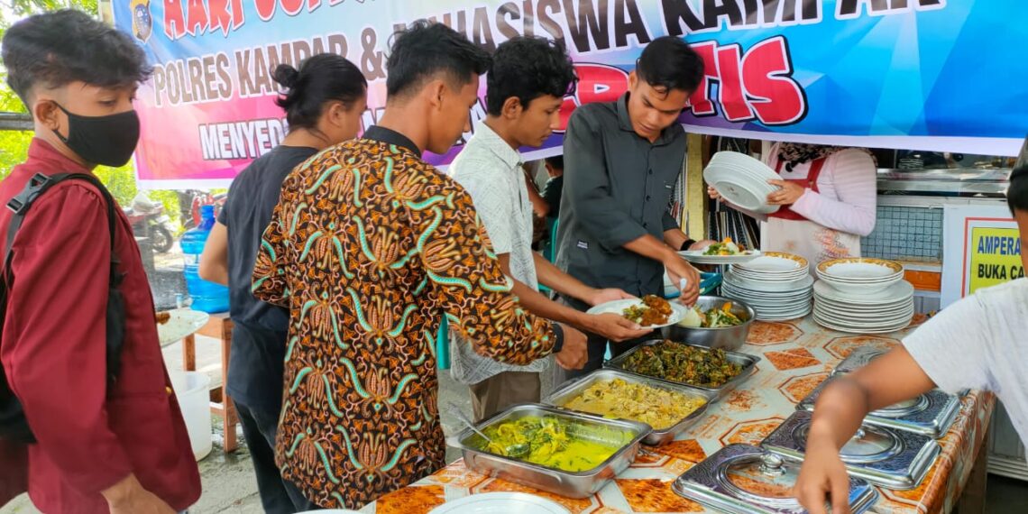 Kegiatan Jumat Barokah Polres Kampar, Sediakan Makan Siang Bagi Mahasiswa dan Masyarakat
