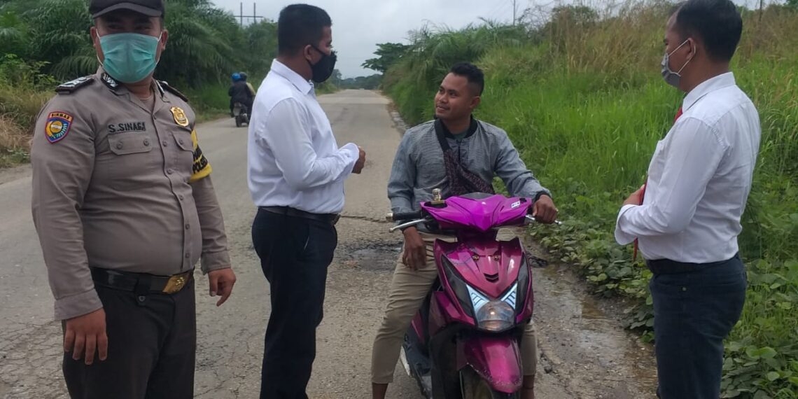 Anggota Polsek Tapung Hulu Lakukan Operasi Justisi Protkes di Jalan Raya Kusau Makmur