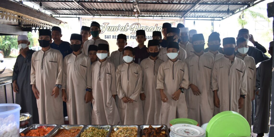 Jumat Barokah Satreskrim Polres Kampar, Sediakan Makan Siang Gratis Bagi Anak Yatim dan Dhuafa