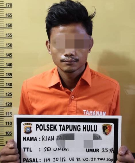 Sempat Diamankan Warga, Pelaku Narkoba ini Diserahkan ke Petugas Kepolisian Polsek Tapung Hulu