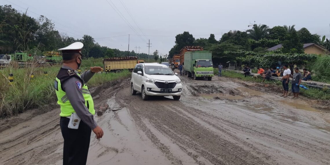 Panit Lantas dan Anggota Polsek Tapung Lakukan Pengaturan di Jalan Rusak KM 55 Petapahan