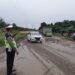 Panit Lantas dan Anggota Polsek Tapung Lakukan Pengaturan di Jalan Rusak KM 55 Petapahan