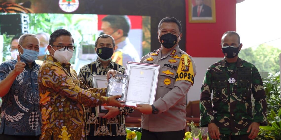 Menteri Lingkungan Hidup dan Kehutanan RI Berikan Penghargaan Kepada Kapolda Riau