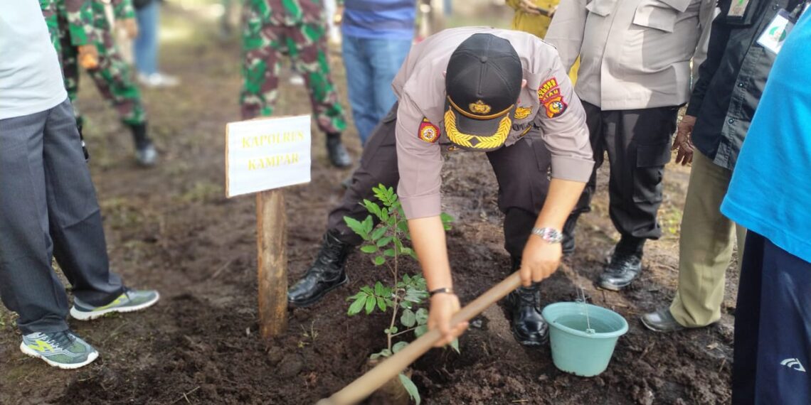 Peringati Hari Penanaman Pohon untuk Indonesia, Kapolsek Tapung Ikut Tanam Pohon Bersama Warga