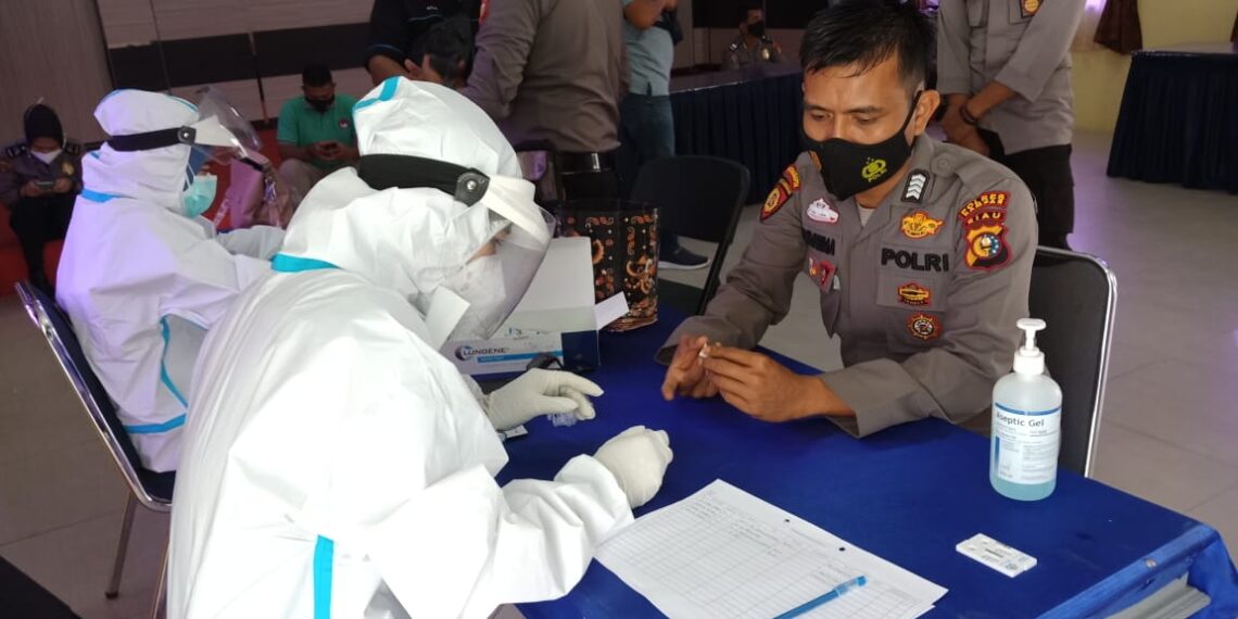 100 Anggota Polres Kampar Untuk BKO Pengamanan Pilkada ke Rohul Jalani Rapid Test