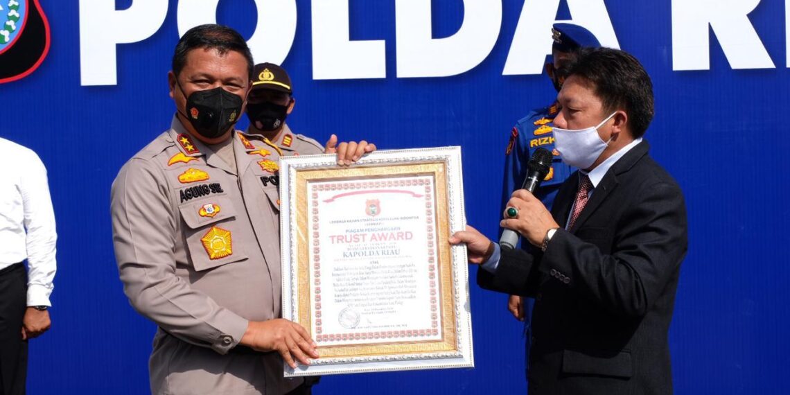 Kapolda Riau Terima “Trust Award” dari Lemkapi Sebagai Polda Terbaik Tangani Sindikat Narkoba