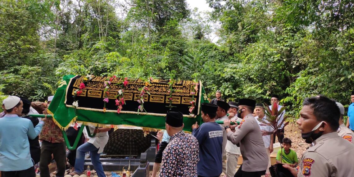 Turut Berbelasungkawa, Kapolsek Datangi Rumah Korban Kecelakaan dan Ikuti Penyelenggaraan Jenazahnya