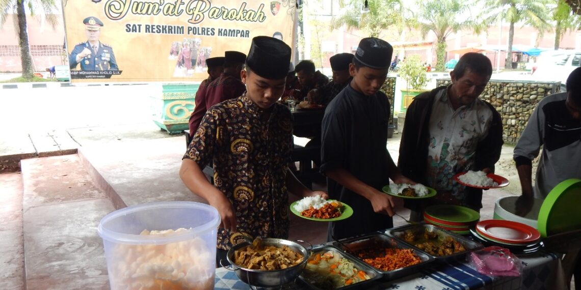 Diawal Tahun 2021, Satreskrim Polres Kampar Terus Lanjutkan Program Jumat Barokahnya
