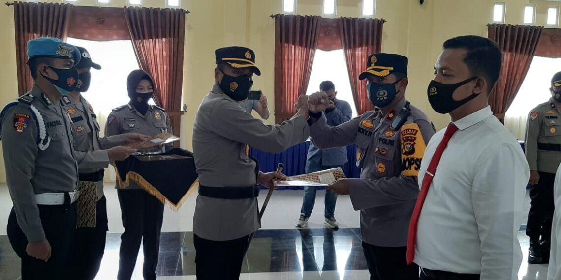 Kapolres Kampar Pimpin Upacara Pemberian Penghargaan kepada Personel Berprestasi