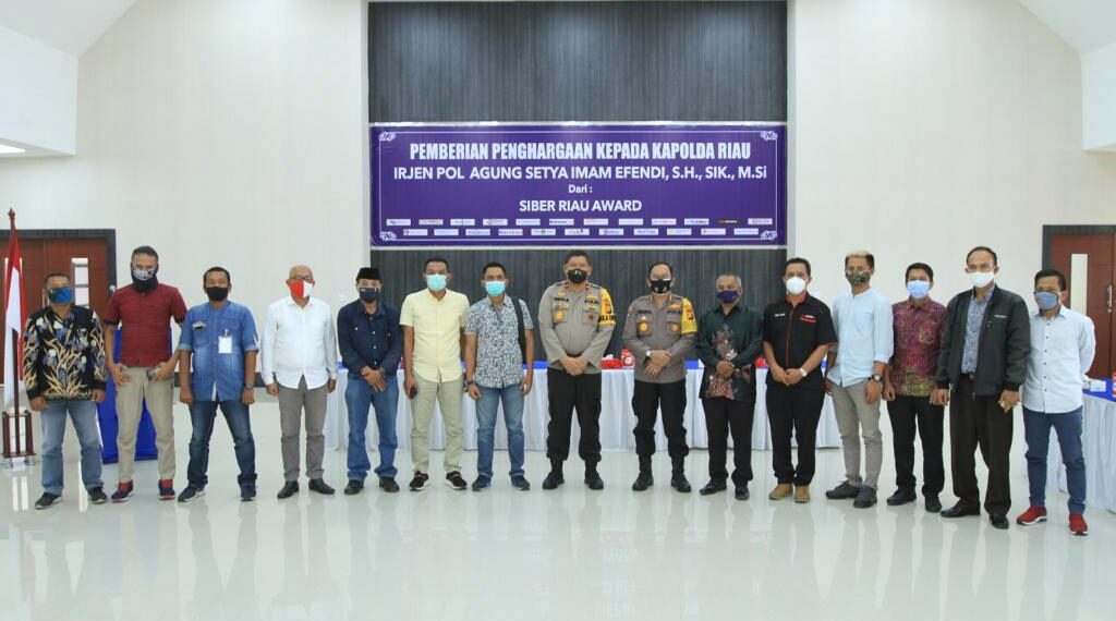 Dinilai Banyak Prestasi dan Inovasi, Kapolda Riau Terima Penghargaan dari Siber Riau Award