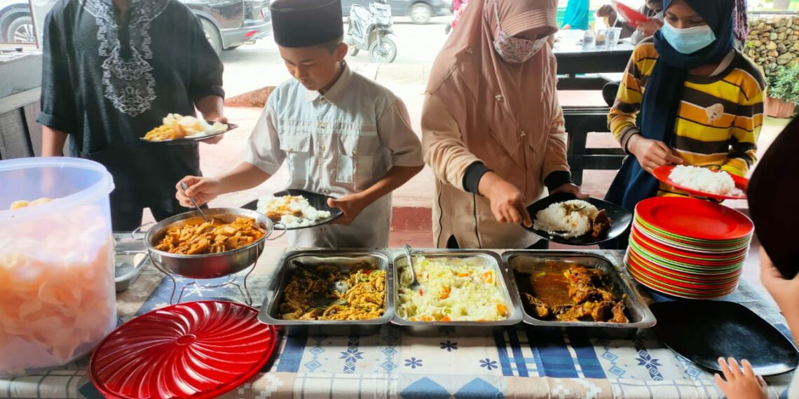 Satreskrim Polres Kampar Teruskan Program Jumat Barokah, Makan Siang Gratis Untuk Dhuafa