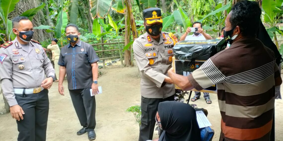 Kapolres Kampar Salurkan Zakat Profesi Personel dan Bansos untuk Warga Kurang Mampu