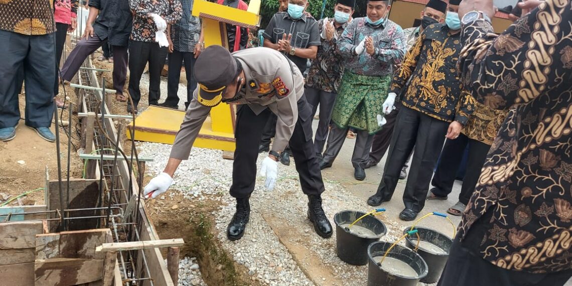 Kapolres Kampar Bantu 100 Sak Semen untuk Pembangunan Mushalla Babul Ihsan