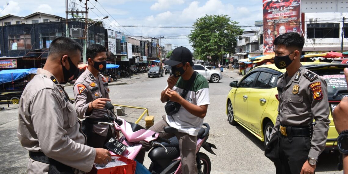 Jajaran Polres Kampar Hari ini Bagikan 1000 Masker Untuk Masyarakat di Kota Bangkinang