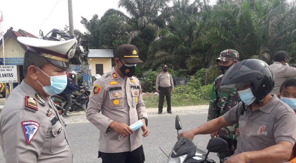 Tindak Lanjuti Program 100 Hari Kapolri, Polres Kampar dan Polsek Jajaran Tiap Hari Bagikan Masker