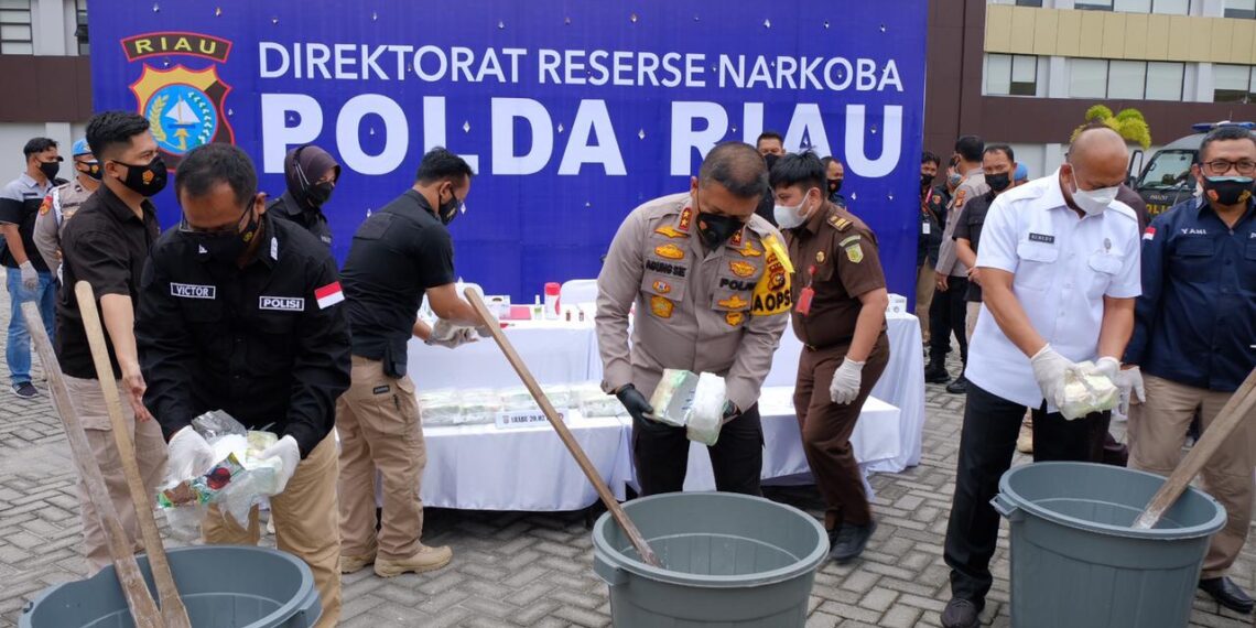 Kapolda Riau Rilis Penangkapan Narkoba Jenis Liquid dan Pemusnahan 20 Kg Shabu