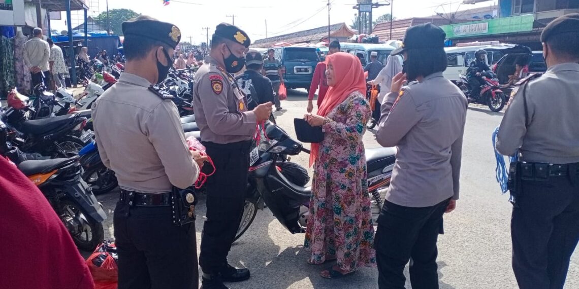 Kasat Sabhara Bersama Kapolsek Bangkinang Barat Bagikan Masker di Pasar Kuok Kampar