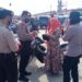 Kasat Sabhara Bersama Kapolsek Bangkinang Barat Bagikan Masker di Pasar Kuok Kampar