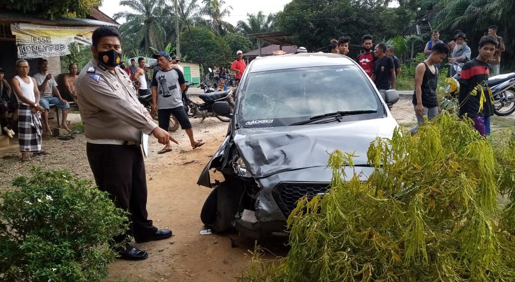Pecah Ban Depan Lalu Hilang Kendali, Mobil Datsun Tabrak Motor di Wilayah Batu Langka Kuok