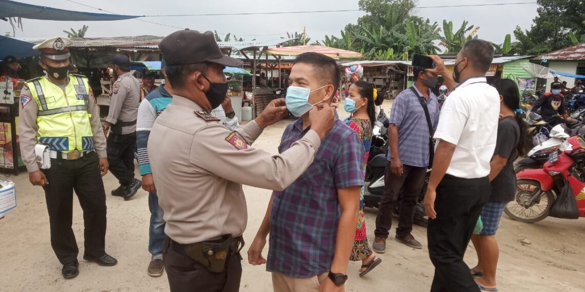Jajaran Polsek Tapung Gencarkan Pendisiplinan Protkes dan Bagikan Masker Untuk Masyarakat