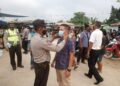 Jajaran Polsek Tapung Gencarkan Pendisiplinan Protkes dan Bagikan Masker Untuk Masyarakat