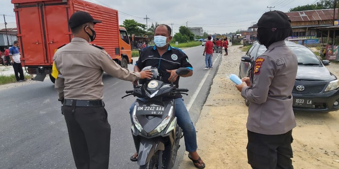 Polsek Siak Hulu Gandeng Aparatur Desa Kubang Jaya dan Serikat Pekerja Bagikan Masker