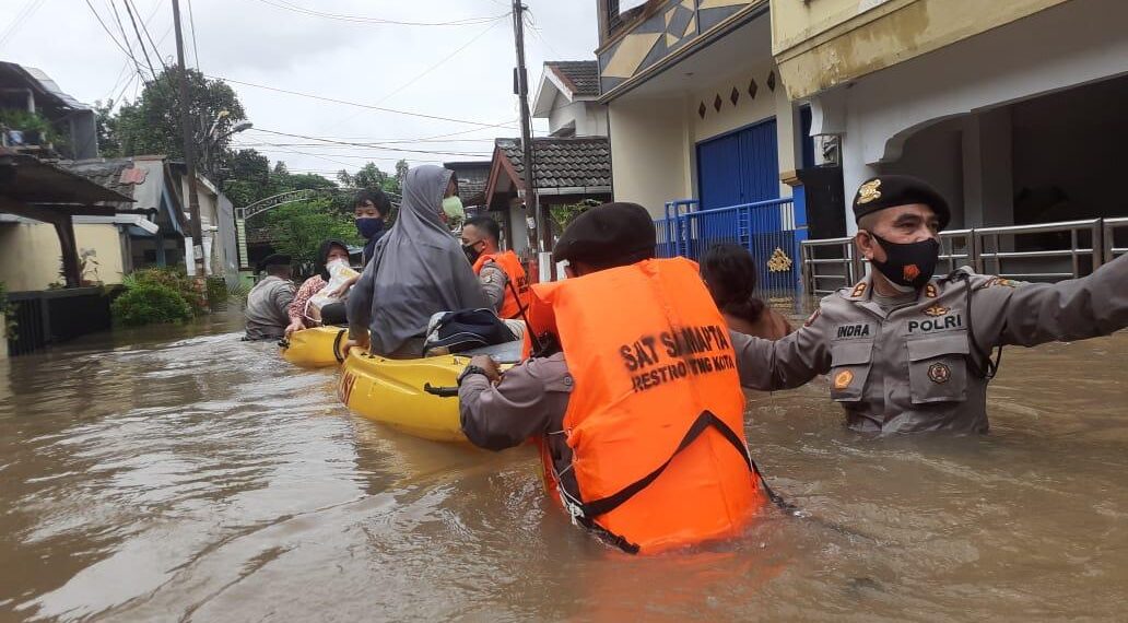 Wujud Negara Hadir Untuk Rakyat, Personel TNI-Polri Dikerahkan Bantu Korban Banjir