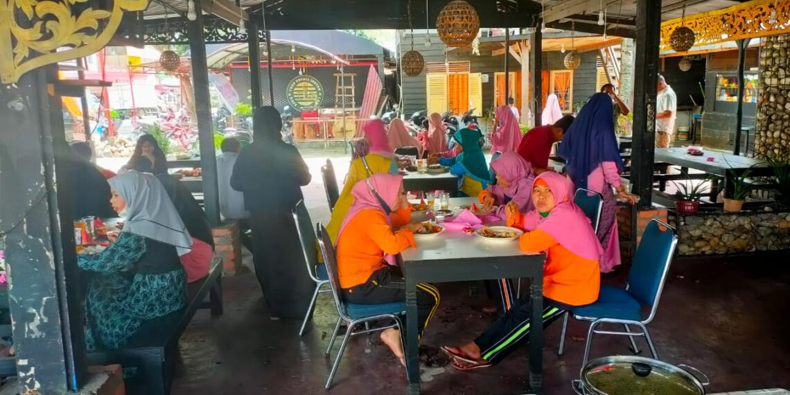 Satreskrim Polres Kampar Terus Gelar Program Jumat Barokah, Makan Siang Gratis di Kafe TSJ