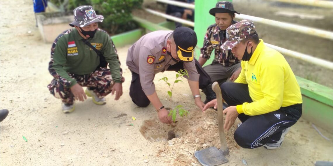 Kapolsek Tapung Gandeng FKPPI Lakukan Penanaman Pohon di Taman Desa Sibuak