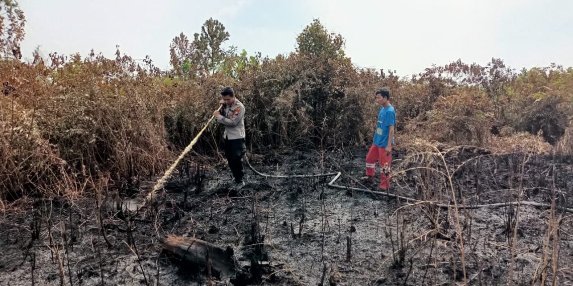 Temukan Titik Api, Kapolsek Tambang Langsung Koordinir Anggota Lakukan Pemadaman