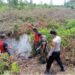 Bhabinkamtibmas Polsek Tapung Bersama Babinsa dan Manggala Agni Lakukan Patroli Karhutla Gabungan