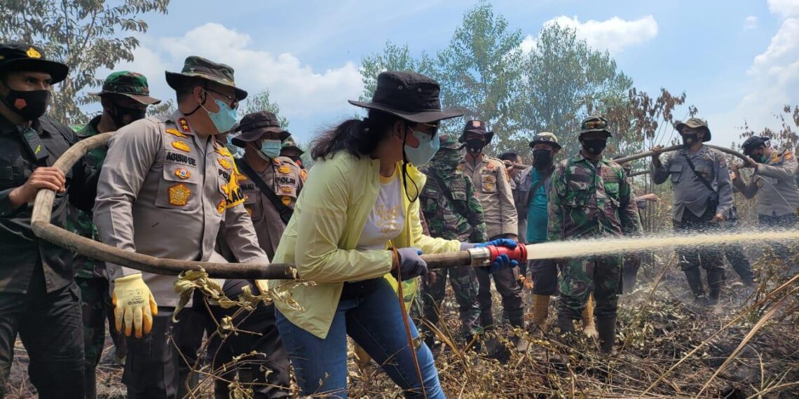 Motivasi Anggota, Kapolda Riau dan Istri Ikut Padamkan Karhutla Di Wilayah Rupat Bengkalis