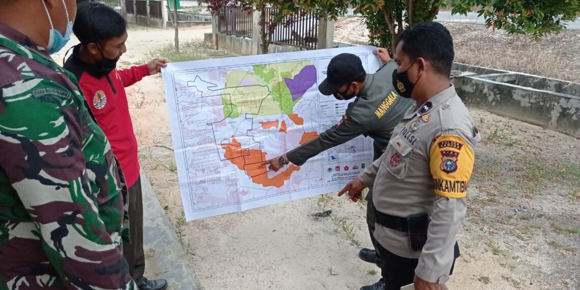Para Bhabin Jajaran Polsek Tapung Gencarkan Himbauan Masyarakat dan Patroli Karhutla