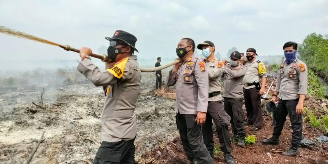 Pimpin Puluhan Anggotanya, Kapolres Kampar Sukses Padamkan Karhutla di Rimbo Panjang
