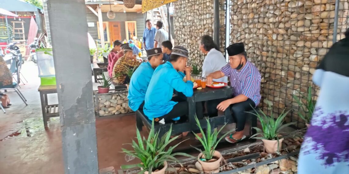 Program Jumat Barokah Satreskrim Polres Kampar Berbagi Makan Siang, Tetap Dinanti Warga