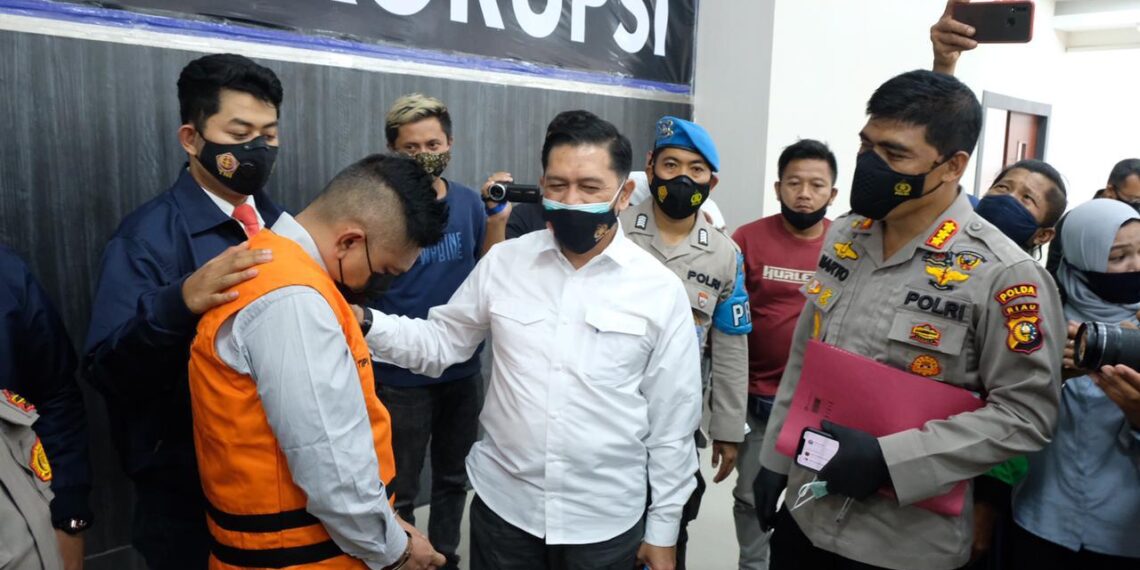 Tim Saber Pungli Polda Riau Lakukan OTT Terhadap Sekcam Binawidya Pekanbaru