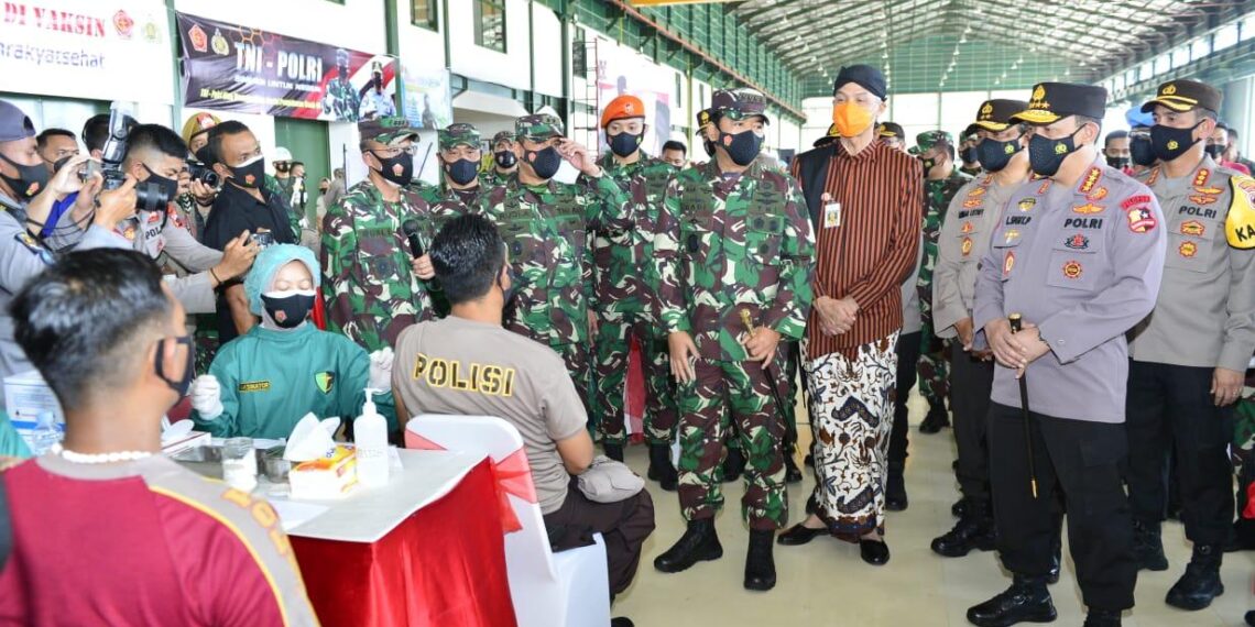 Panglima TNI dan Kapolri Tinjau Vaksinasi Ribuan Anggota untuk Kesiapan Pengamanan Lebaran