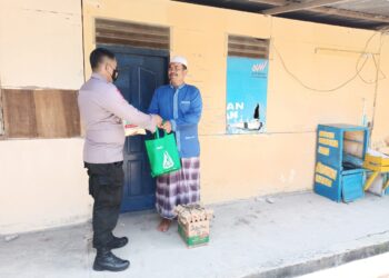 Jumat Barokah Polsek Tapung : Berikan Sembako Untuk Warga Kurang Mampu